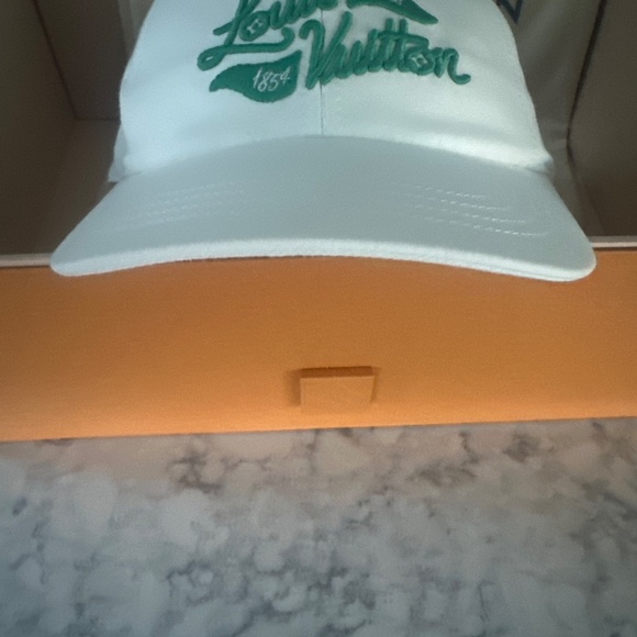 New never worn LV golf hat - Picture 3 of 3